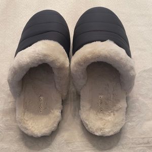 Vionic Slippers. Black and Fleece Size 9- never worn
